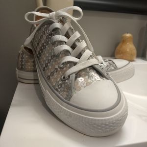 Converse Chuck Taylor All Star  Sneakers Silver Sequins 5 woman's/ 3 youth